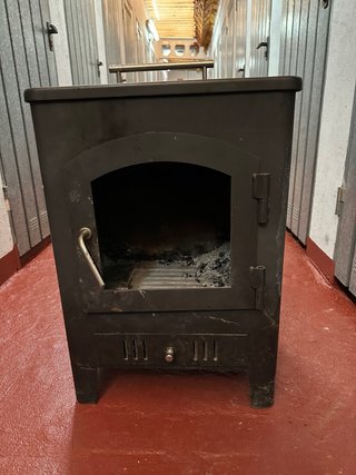 Chimenea de leña metálica negra