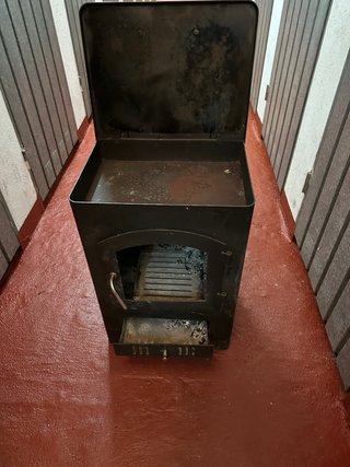 Chimenea de leña metálica negra