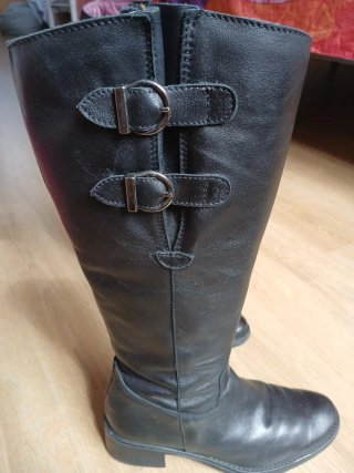 Botas altas de cuero negro