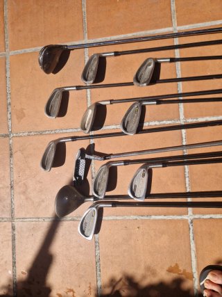 Bolsa de golf con palos y pelotas
