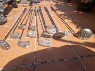 Bolsa de golf con palos y pelotas