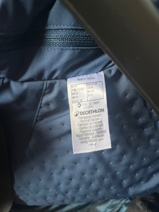 Chaqueta de esquí y nieve azul petróleo de mujer.
