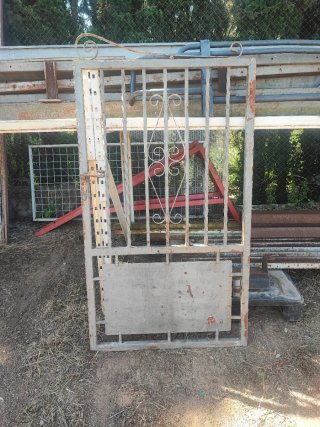 Puerta de hierro forjado decorada