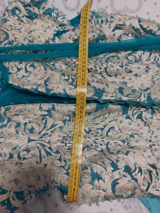 Vestido de fiesta largo con faldas a capas