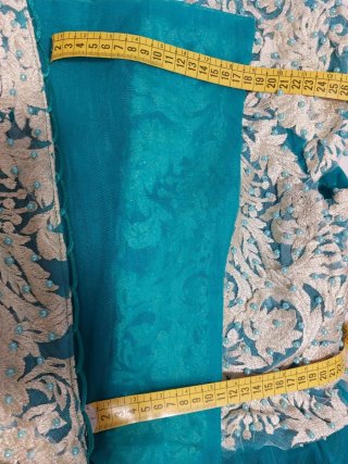 Vestido de fiesta largo con faldas a capas