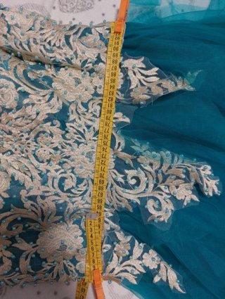 Vestido de fiesta largo con faldas a capas