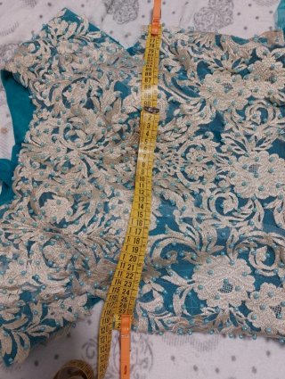 Vestido de fiesta largo con faldas a capas