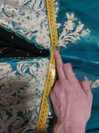 Vestido de fiesta largo con faldas a capas