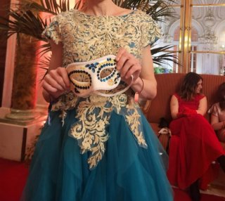 Vestido de fiesta largo con faldas a capas
