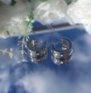 Pendientes de Aro y Tres Piedras Tipo Diamante