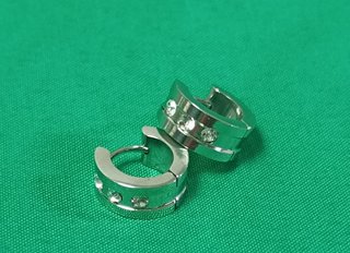 Pendientes de Aro y Tres Piedras Tipo Diamante