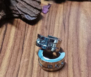 Pendientes de Aro y Tres Piedras Tipo Diamante