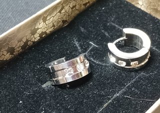 Pendientes de Aro y Tres Piedras Tipo Diamante