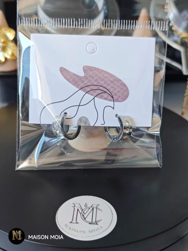 Pendientes de Aro y Tres Piedras Tipo Diamante
