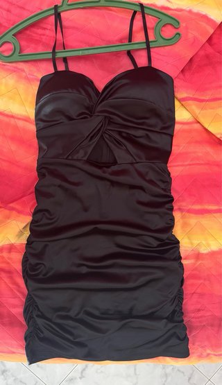 Vestito nero elegante con drappeggio
