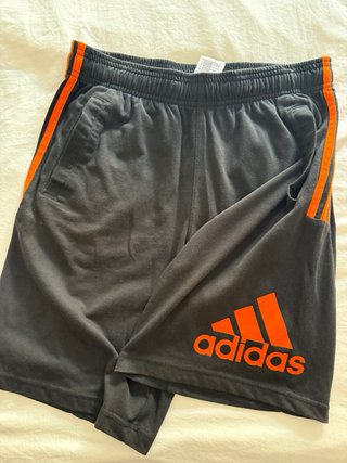 Pantalón corto Adidas negro y naranja talla 15/16