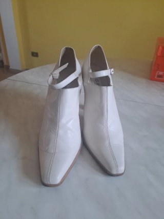 Scarpe eleganti bianche con cinturino