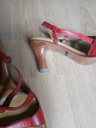 Tacones bajos mujer beige y rojo