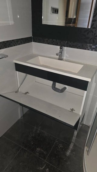 Mueble de baño negro con espejo y grifo 80x36cm