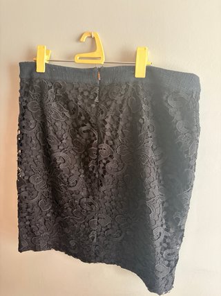Falda negra de encaje