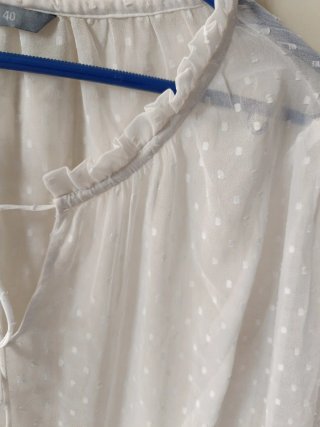 Blusa blanca con lunares