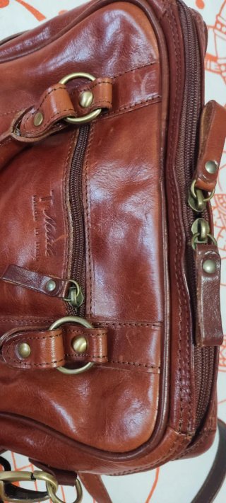 Bolso de cuero marrón con doble cremallera, italia