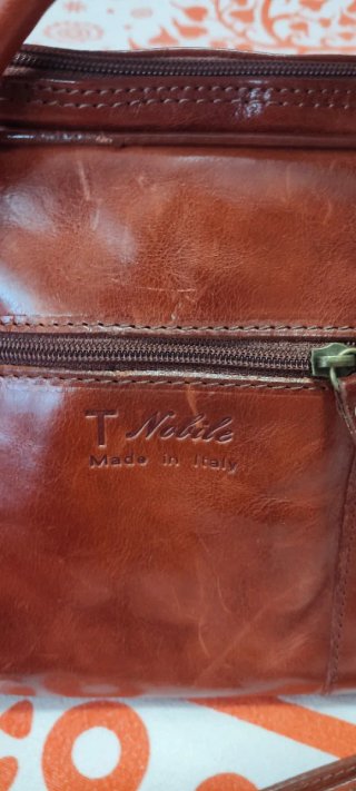 Bolso de cuero marrón con doble cremallera, italia