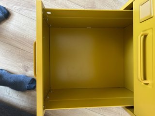 Archivador metálico amarillo mostaza con ruedas