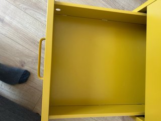 Archivador metálico amarillo mostaza con ruedas