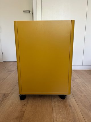 Archivador metálico amarillo mostaza con ruedas