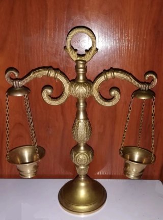 Balanza antigua de bronce