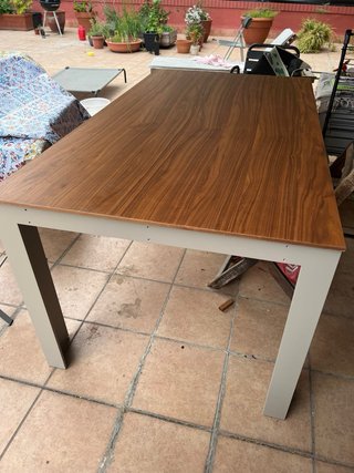 Mesa de comedor madera y metal, y sillas