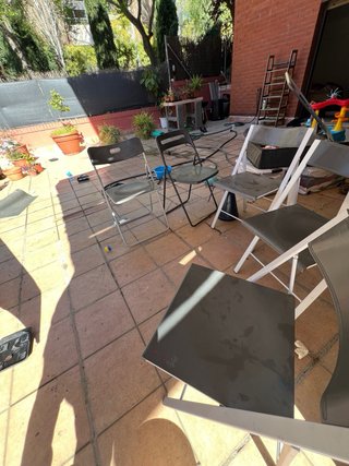 Mesa de comedor madera y metal, y sillas
