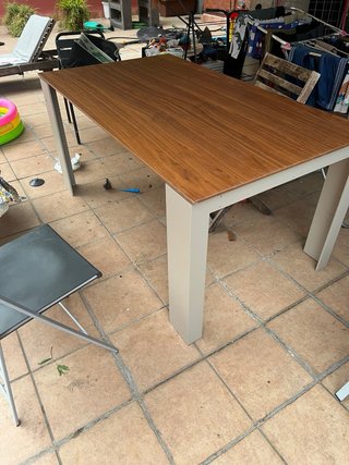 Mesa de comedor madera y metal, y sillas