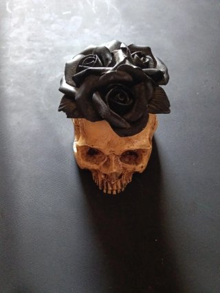 Quemador gótico incienso calavera flor negra