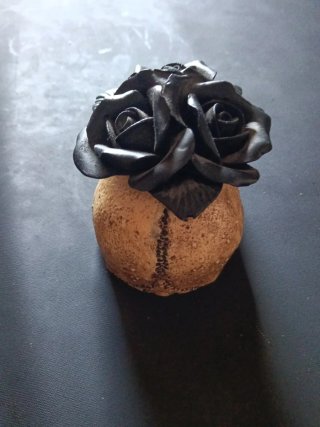 Quemador gótico incienso calavera flor negra