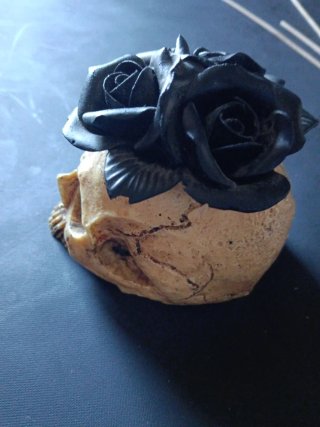 Quemador gótico incienso calavera flor negra