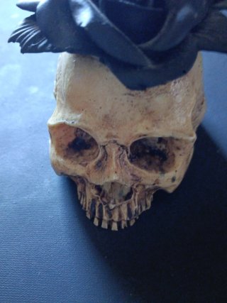 Quemador gótico incienso calavera flor negra
