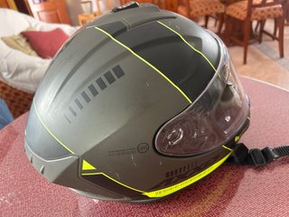 Casco de moto AXXIS negro y verde