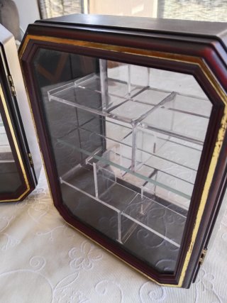 Due vetrine espositive in legno e vetro