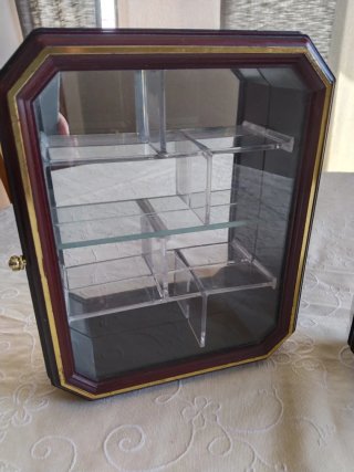 Due vetrine espositive in legno e vetro