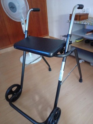 Andador para personas mayores con asiento