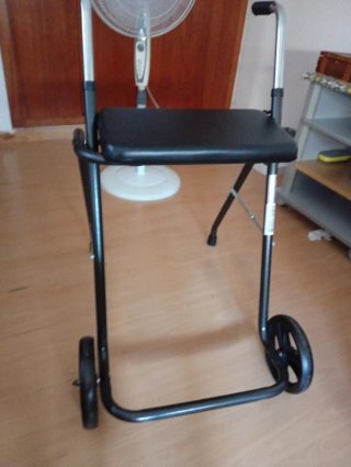 Andador para personas mayores con asiento
