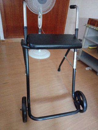 Andador para personas mayores con asiento