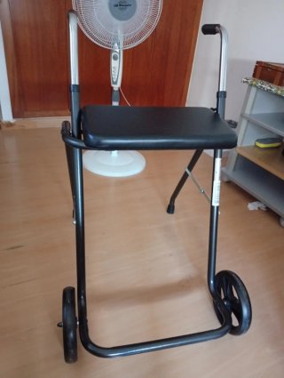 Andador para personas mayores con asiento