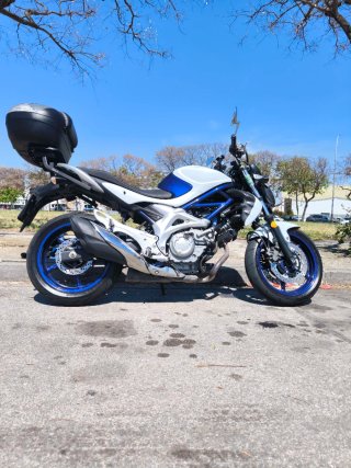 Moto Naked Blanca y Azul Suzuki Gladius SFV 650
