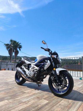 Moto Naked Blanca y Azul Suzuki Gladius SFV 650