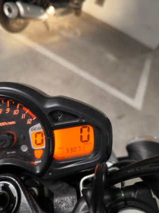 Moto Naked Blanca y Azul Suzuki Gladius SFV 650