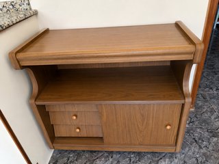 Mueble de madera con cajones y puerta