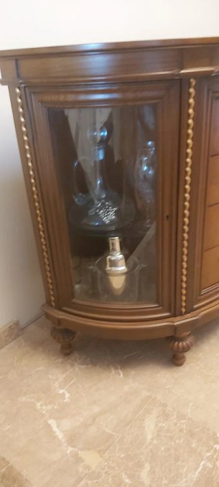 Mueble de madera curvo con vitrina